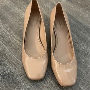 Bandolino nude patent pump